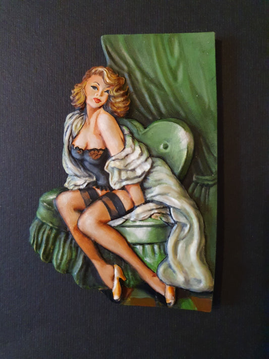 Pin-up 2 - Von Hand gegossenes Keramik-Flachrelief zum Bemalen