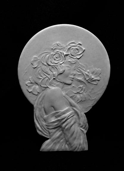 Lucinda - Flachrelief aus Keramik, von Hand gegossen, zum Bemalen