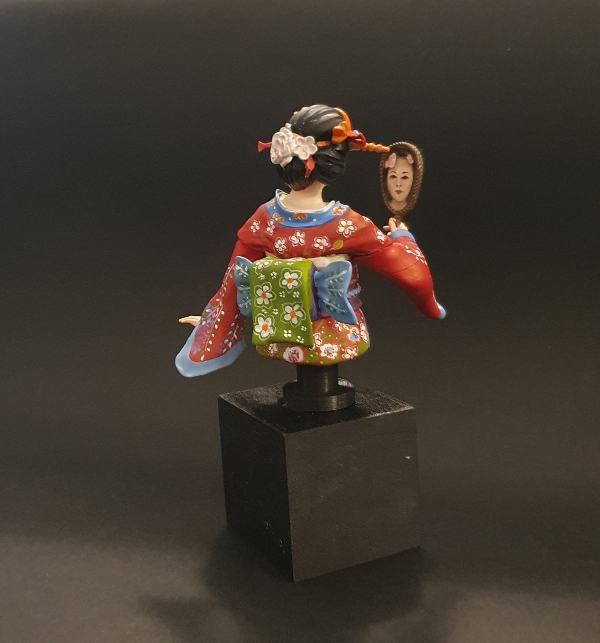 Geisha vor dem Spiegel - Resin-Büste im Maßstab 1:10 zum Zusammenbauen und Bemalen